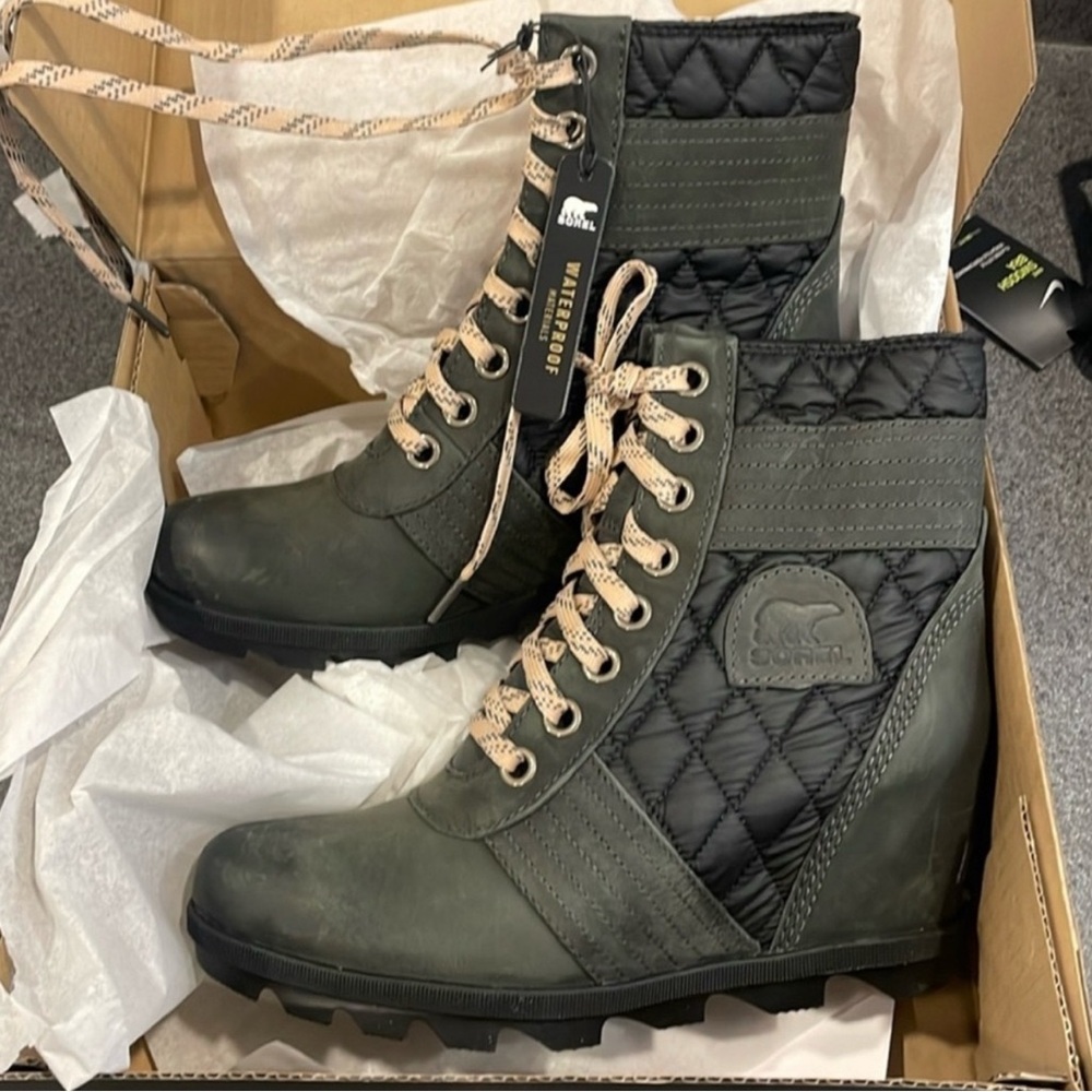 Sorel Women's Black and Gray Quilted Boots